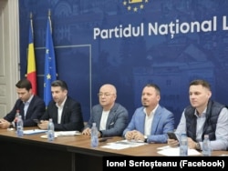 Ionel Scrioșteanu (al doilea din dreapta) la o întrunire a Comisiei regionale pentru Infrastructură de Transport a PNL, organizată recent la Cluj-Napoca. În mijloc, primarul Emil Boc, iar în dreapta, secretarul general al Guvernului, Mircea Abrudean, fost prefect de Cluj.