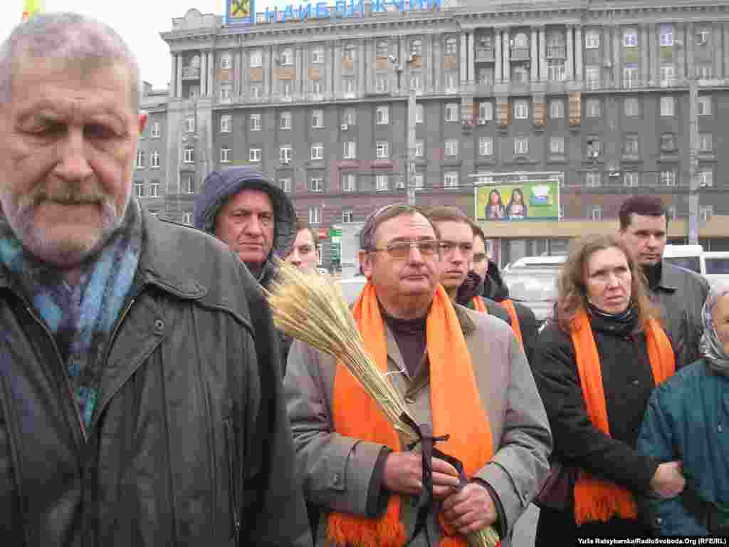 Ukraine -- Ukrainian citizens mourn Holodomor victims, Dnipropetrovsk, 23Nov2013