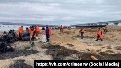 Сотрудники «Крымской железной дороги» и волонтеры чистят побережье острова Тузла от мазута с российских танкеров, потерпевших крушение в Керченском проливе 15 декабря 2024 года, 29 декабря 2024 года