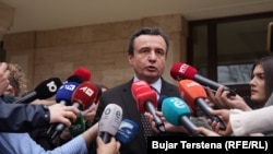 Kryeministri i Kosovës, Albin Kurti, duke folur për gazetarët më 20 prill 2026. 
