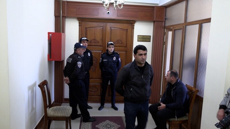 V Gyumriju aretirali več deset protestnikov zaradi aretacije župana