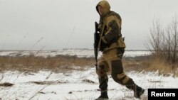 Ілюстраційне фото: луганський сепаратист на лінії фронту