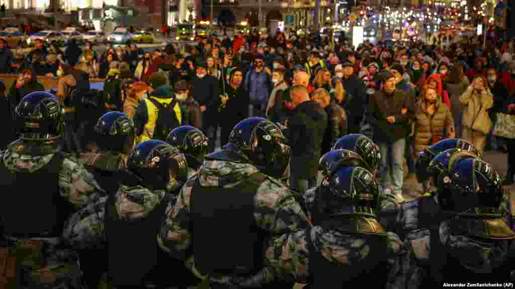 На Трубній площі, на Пушкінській і на Манежній протестувальників зустрічали ланцюжки ОМОНу, однак учасники мирної ходи не намагалися вступати з ними в конфронтацію, а поліцейські не застосовували насильство