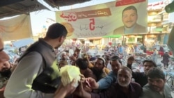 د مردان یو ځوان د ۲۰ روپۍ ډوډۍ په پینځه روپۍ ورکوي 