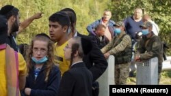 Sute de evrei hasidici sunt blocați de câteva zile la granița Ucrainei cu Republica Belarus din cauza restricțiilor de călătorie antiepidemice, 15 septembrie, 2020
