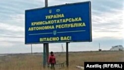 Аннексияләнгән Кырымга Украина ягыннан кергәндә "Кырым ватандашлар блокадасы" төркеме кырымтатар һәм украин телләрендә урнаштырган язуларның берсе