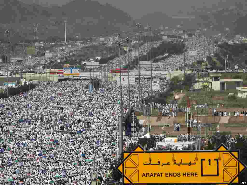 Сотни тысяч паломников направляются в долину гора Арафат на кульминацию хаджа - великое стояние