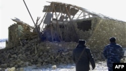 Russian Interior Ministry troops in front of a destroyed home in the village of Novo-Fite in Daghestan. (file photo)