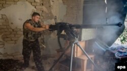 A Ukrainian serviceman fires rounds from a machine gun during fighting in eastern Ukraine. (file photo)