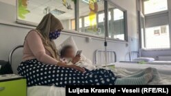 Zejnija duke u kujdesur për fëmijën e saj, të infektuar me koronavirus, në Klinikën e Pediatrisë.