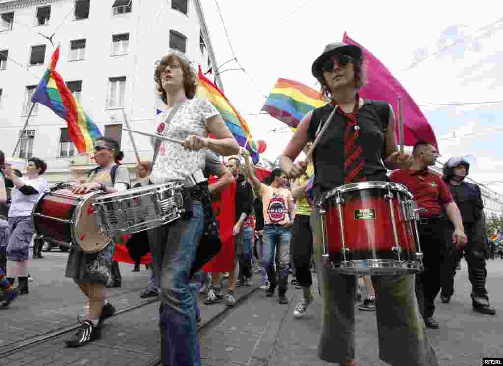 Parada ponosa u Zagrebu 19. jun 2010. , FOTO: ZOOMZG - Ovogodišnja manifestacija, koja je održana pod sloganom "Hrvatska to može progutati", okupila je oko 600 učesnika koji su došli da podrže pravo homoseksualaca na različitost. Povorku, koja je šetala ulicama Zagreba, obezbjeđivalo je oko 200 policajaca, 20-ak kombija i desetak automobila. Na Trgu bana Jelačića povorka se susrela sa predstavnicima Hrvatske čiste stranke prava, koji su organizovali kontraskup, ali nije došlo do fizičkih sukoba.