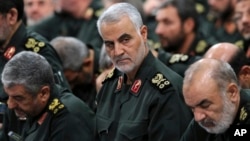Iran -- Revolutionary Guard General Qasem Soleimani, center, attends a meeting in Tehran, October 6, 2016.