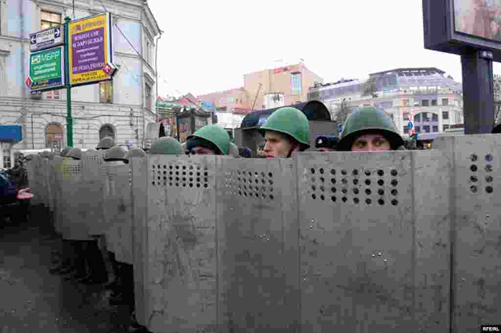 На помощь ОМОНу пришли внутренние войска, которые полностью блокировали оставшихся оппозиционеров и журналистов на площади