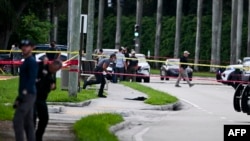 Reprezentanți ai FBI, ai Șerifului și ai Secret Service în zona Trump International Golf Club din West Palm Beach, Florida, după tentativa de asasinat din 15 septembrie 2024.