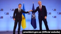 Presidenti i Ukrainës, Volodymyr Zelensky, dhe sekretari i Përgjithshëm i NATO-s, Jens Stoltenberg, Bruksel, 16 Dhjetor 2021.