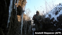 Ukrajinski vojnik patrolira duž linije fronta sa separatističkim snagama na istoku zemlje.
