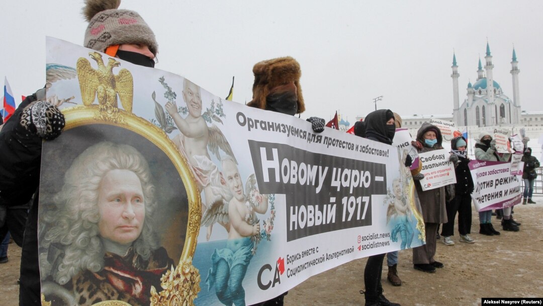 Imagine de la un protest din Kasahstan, din 2021. Vladimir Putin a fost adesea portretizat, ironic, cu imaginea foștilor țari, din cauza mesajelor sale imperialiste, de extindere a teritoriului Rusiei. 