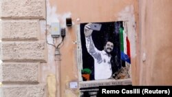 Mural na kojem je predstavljen talijanski potpredsjednik vlade Matteo Salvini kako snima selfie na balkonu Benita Mussolinija u blizini sjedišta bivšeg fašističkog diktatora nekoliko dana uoči glasanja na izborima za EU, prikazan je u Rimu, 24. maja 2019.