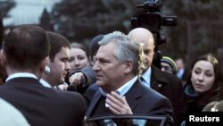 Квасьнеўскі каля гшпіталю ў Харкаве пасьля сустрэчы са зьняволенай Юліяй Цімашэнкай у лістападзе 2013 году