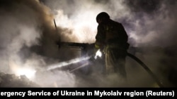 Рятувальники гасять пожежу, що виникла внаслідок російської атаки на Миколаївщині, архівне фото