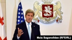 После встречи с Джоном Керри лидеры «Нацдвижения» и «Свободных демократов» заверили журналистов, что госсекретарь предупредил власти о недопустимости давления на оппозицию и СМИ в канун выборов