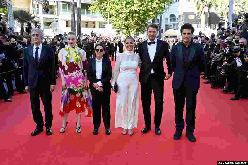 Sergio Rubini, Luna Wedler, Enyedi Ildikó, Mécs Mónika, Gijs Naber és Louis Garrel (balról jobbra) érkeznek a &quot;Feleségem története&quot; cannes-i vetítésére.