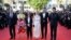 Sergio Rubini, Luna Wedler, Enyedi Ildikó, Mécs Mónika, Gijs Naber és Louis Garrel (balról jobbra) érkeznek a "Feleségem története" cannes-i vetítésére.
