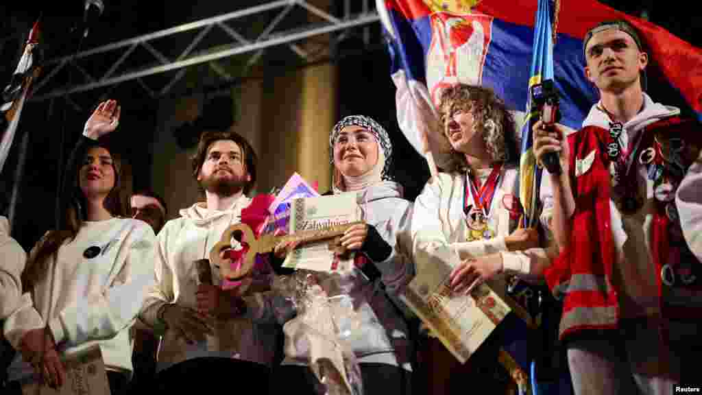 "Osećaj je neverovatan, ovaj broj ljudi, ova količina pozitivne energije i ljubavi u vazduhu je nešto što ne može rečima da se opiše, već prosto mora da se doživi", rekla je za RSE Marija, studentkinja iz Novog Pazara (studenti iz Novog Pazara na bini u Novom Sadu).