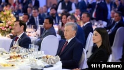 Госсекретарь США Марко Рубио (слева), президент Узбекистана Шавкат Мирзиёев и его дочь Саида Мирзиёева, глава президентской администрации, на заседании Американо-узбекского делового совета. 19 октября 2026 года