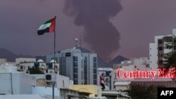 په متحده عرب اماراتو کې په ميزايل له لګېدلې سیمې لوګي پورته کېږي 