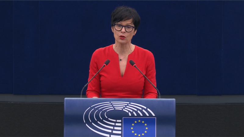 Kë e mendon Marta Kos kur flet për kalin e Trojës?