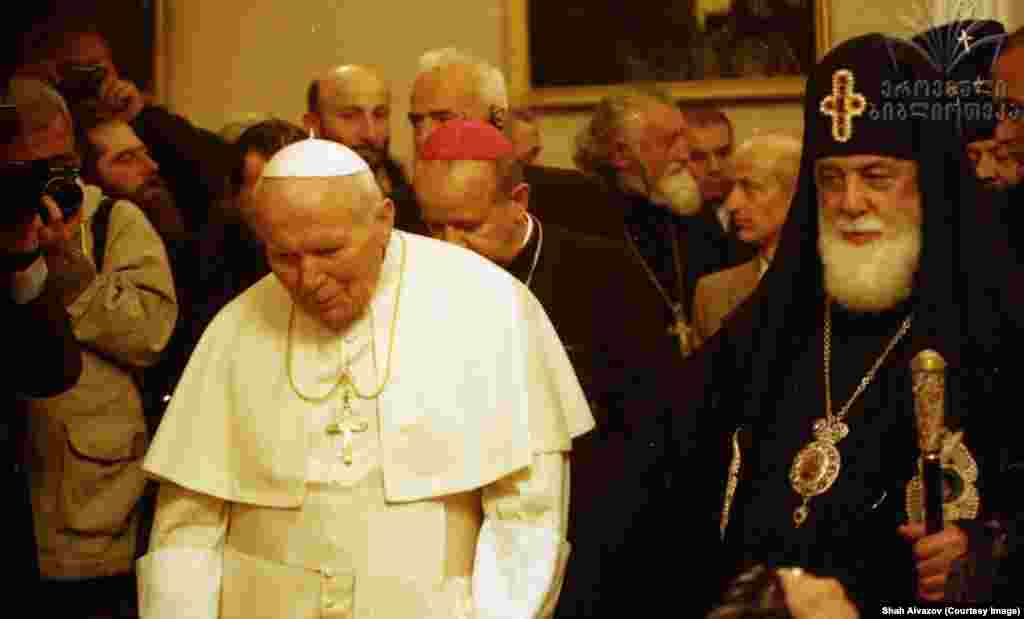 ილია მეორე და რომის პაპი იოანე პავლე II (ის რომის პაპი იყო 1978-2005 წლებში). რომის პაპი საქართველოში ოფიციალური ვიზიტით იმყოფებოდა 1999 წლის ნოემბერში. ოფიციალური ცნობებით, ამ შეხვედრის მიზანი იყო მართლმადიდებელი და კათოლიკური ეკლესიის დიალოგი.