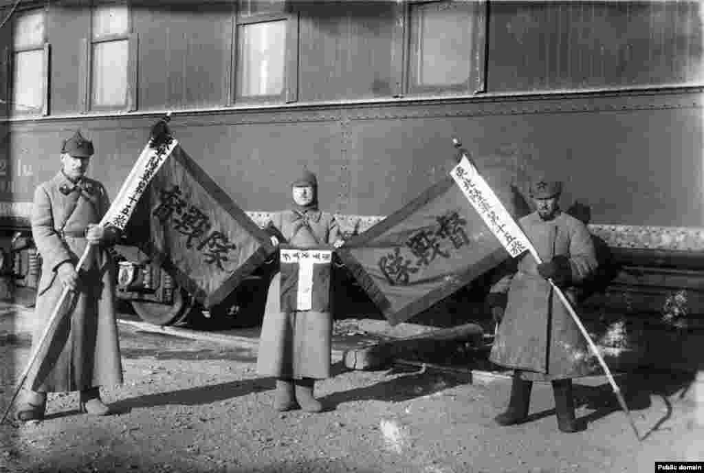 Russian communist fighters with captured Chinese flags during the&nbsp;1929 Sino-Soviet conflict.&nbsp;The third problem with the hat was ideological: The Russian nationalism evoked by the budyonovka&#39;s shape didn&rsquo;t fit with the Bolsheviks&#39; global ambitions to unite workers of the world in a communist revolution.&nbsp;&nbsp;