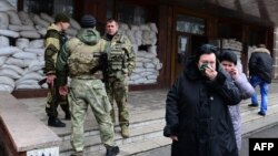 Родичі шахтарів біля шахти імені Засядька в Донецьку, 4 березня 2015 року 