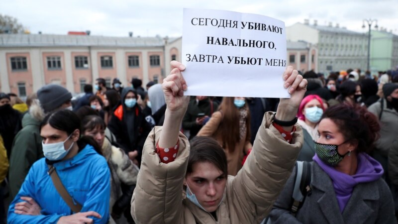 Россия: в Петербурге суды вернули полиции более 20 дел против задержанных во время акции за Навального