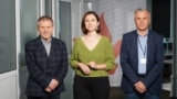 Victoria Coroban, gazda podcastului „Dincolo de știri”, alături de analiștii Nicolae Negru și Igor Boțan, în redacția Europei Libere de la Chișinău.