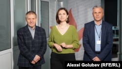 Victoria Coroban, gazda podcastului „Dincolo de știri”, alături de analiștii Nicolae Negru și Igor Boțan, în redacția Europei Libere de la Chișinău.