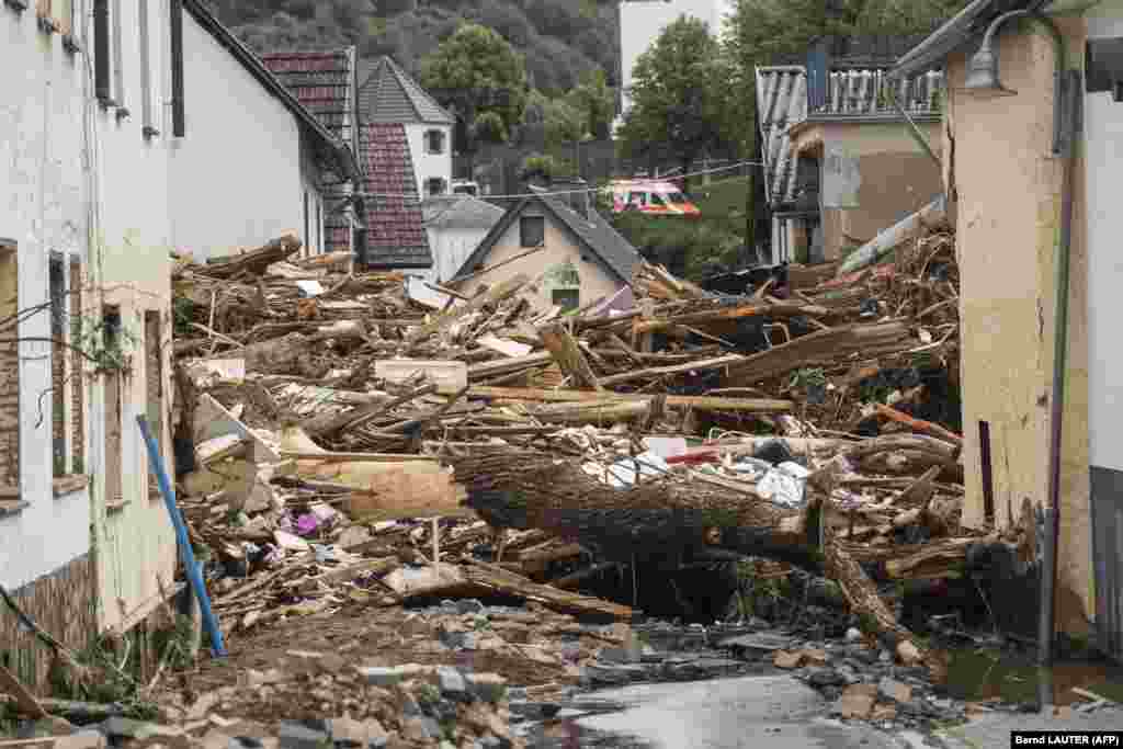 Обломки лежат на улице после того, как наводнение нанесло серьезный ущерб в коммуне Шульд недалеко от Бад-Нойенара, западная Германия, 15 июля 2021 года