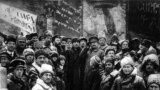 Kamenev, Lenin și Troțki în Piața Roșie la a doua aniversare a Revoluției din Octombrie