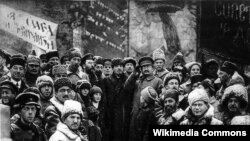 Kamenev, Lenin și Troțki în Piața Roșie la a doua aniversare a Revoluției din Octombrie