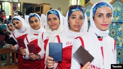 Ол есекке қалың дилдо тығып алды. Әдемі емізік