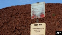 Znakovi za očuvanje aboridžinskih nalazišta stoje blizu ulaza u Deep Gorge na poluostrvu Burrup na sjeveru Zapadne Australije 16. juna 2008. godine, blizu mjesta gde se nalazi oko milion komada aboridžinskih gravura na stijenama starim nekoliko hiljada godina