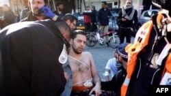 Бычак жеген жүргүнчүгө жардам көргөзүлүүдө. Тель-Авив, 21-январь, 2015-жыл. 