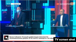 Биліктегі "Нұр Отан" партиясын қолдайтын саясаттанушы Ерлан Сайыров (оң жақта) Qazaqstan мемлекеттік телеарнасындағы "Ашық алаң" саяси ток-шоуына қатысып тұр. Видеодан скриншот.