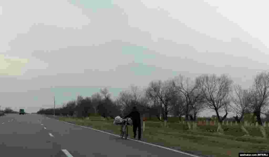 Aşgabat-Mary ýokary tizlikli asfalt ýolunyň ugrunda tigirli barýan ýaşaýjy