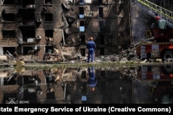 Пожежу загасили. До російського удару у кожному помешканні цього будинку жили люди. Київ, 24 травня 2026 року