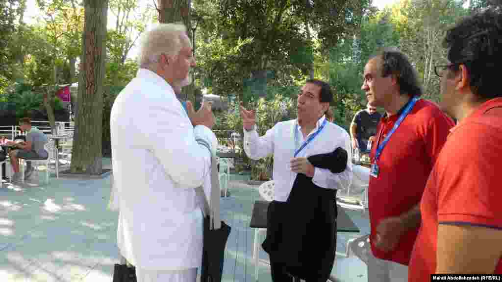 مواجهه علی معلم ناشر مجله دنیای تصویر و سیف الله صمدیان دبیر جشنواره تصویر سال با محسن مخملباف در جریان جشنواره فیلم ونیز