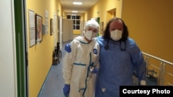 Doktor Goran Jovanović (desno) koga je kotorska bolnica u kojoj je zaposlen poslala na ispomoć kolegama u kovid bolnicu i ambulantu u Nikšiću kaže da je dosta teška situacija, te je apelovao na građane Crne Gore da shvate ozbiljnost epidemiološke situacije.