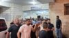 Trupul tânărului palestinian ucis în Cisiordania este scos dintr-un spital din Ramallah.