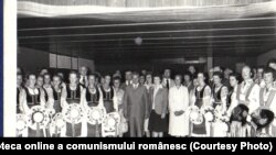 Nicolae Ceauşescu şi Elena Ceauşescu îi primesc la Neptun pe membrii ansamblului folcloric „Mihai Eminescu” al comunităţii româneşti din Regina, provincia Saskatchewan din Canada (7.VIII.1979). Sursa Fototeca online a comunismului românesc; cota:119/1979